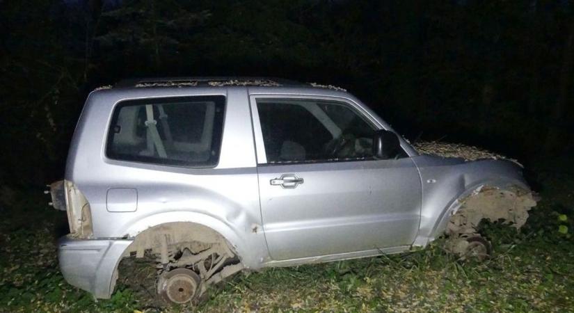 Kézi körfűrésszel és késekkel esett neki az autó abroncsainak egy zalai férfi