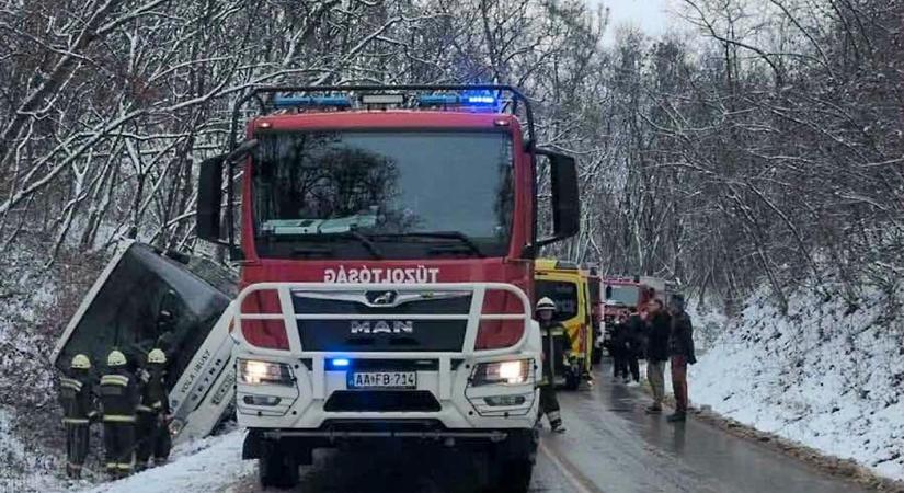 Árokba csúszott egy busz Vácdukán, többen megsérültek (fotó)