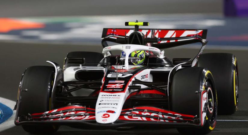 A zsúfolt bemutatónap miatt módosított: a Haas előrébb hozza autójának lelepezését