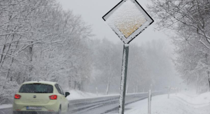 Szabálysértést követ el, ha így takarítja el a havat a ház előtt