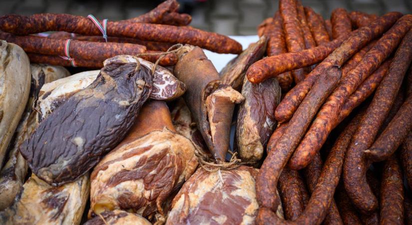 Hamisítatlan bihari disznótoros hangulat költözik a Berettyóújfalui Piacra