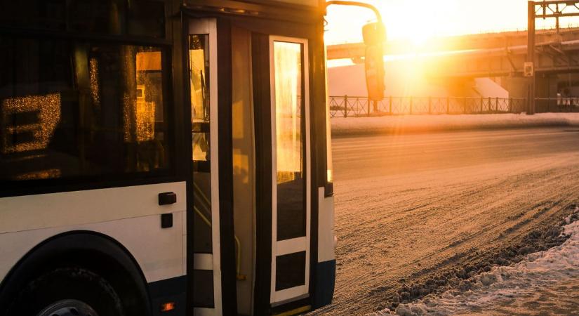 Busz vált irányíthatatlanná a csúszós úton Polgárdiban, megszólaltak a rendőrök