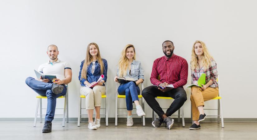 Ön kitől kérne szívességet az 5 várakozó közül? Ez a személyiségteszt felfedi, hogyan hat önre a testbeszéd