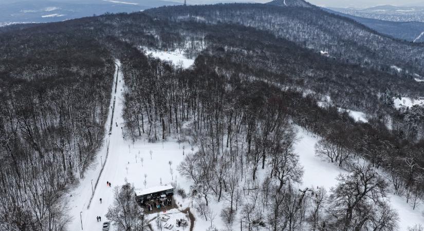 Esett a hó, 4690-szer volt dolguk a mentőknek 24 óra alatt, azt mondja a szóvivő, hogy ez rekord