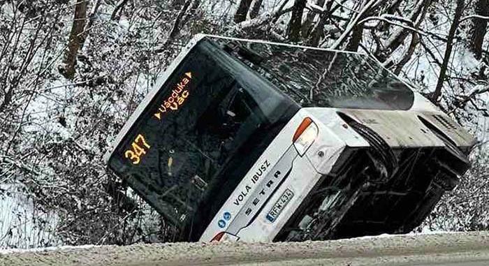 Árokba borult Volánbusz az idei hó első áldozata