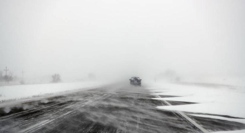 Hófúvások miatt adtak ki figyelmeztetést: ezekben a vármegyében veszélyes lehet a közlekedés szerdán