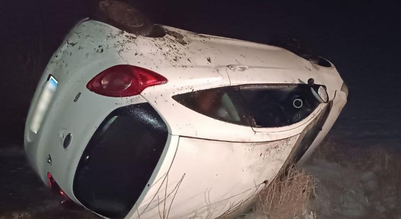 Árokba borult egy autó az 53-ason, a rendőrség mindenkit fokozott óvatosságra int – fotó, videó