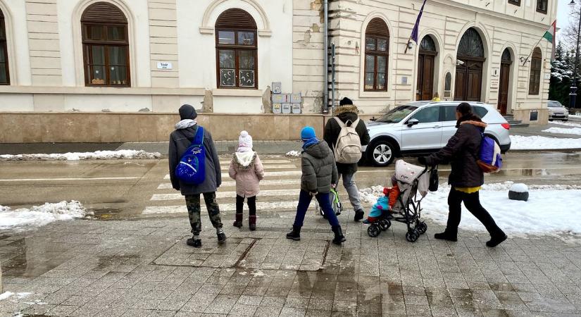 Megcsúszhat a latyakos gyalogátkelőhelyen is, vigyázzon, hova lép! (galéria)