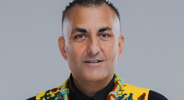 Gáspár Győzőt dubaji táncosnőkkel lepték meg a születésnapjára, nem mindenki örül a botrányos ajándéknak