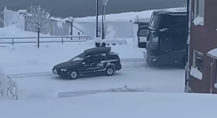 Családi Volvo húzta ki a csávából a hóban elakadt emeletes buszt