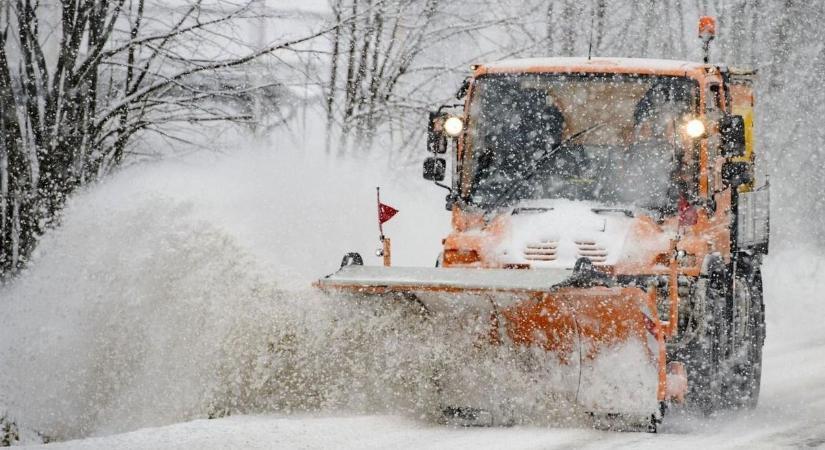 Amíg mi aludtunk, ők dolgoztak - így takarítják a havas utakat Komárom-Esztergomban