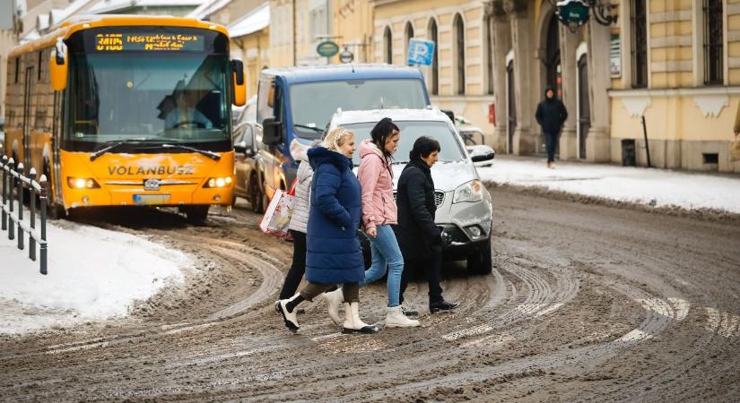 Munkában a városgondozás: folyamatos hóeltakarítás zajlik Eger utcáin