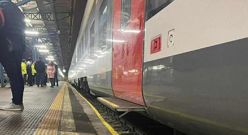 300 millióból kell megemelni 25 centivel a Keleti peronjait, miután kiderült, hogy a kínai vonatokon nincs megfelelő lépcső