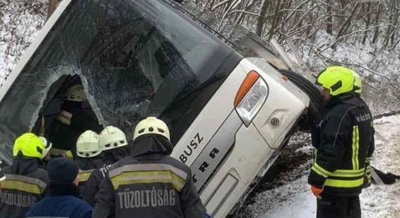 Árokba borult egy busz, nyolc embert mentettek ki a tűzoltók