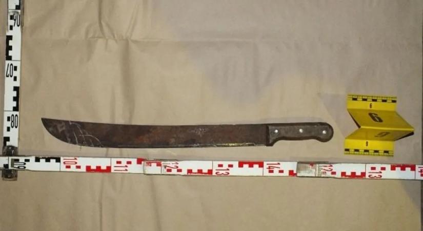 Vérbe fojtott italozás: bozótvágóval rontott kollégájára egy férfi