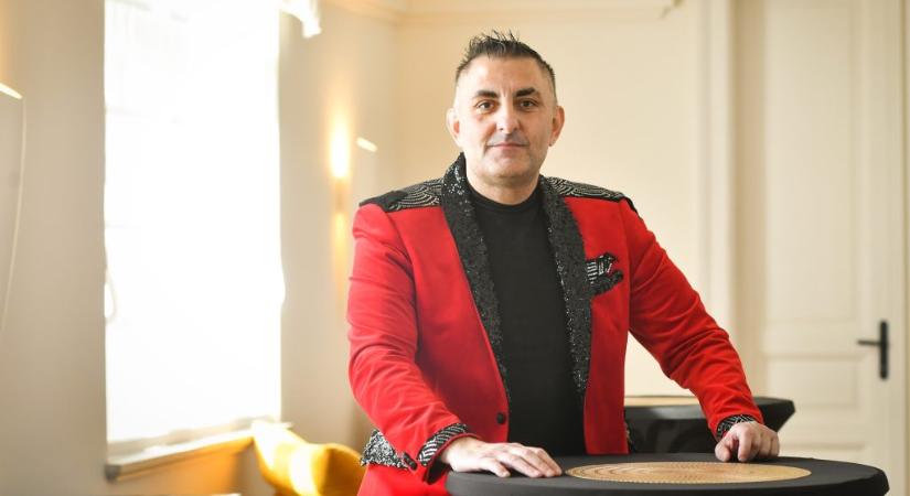 Gáspár Győzőt táncoló „hölgykoszorúról” készült felvétellel köszöntötték a születésnapján, a showman több követője is kiakadt