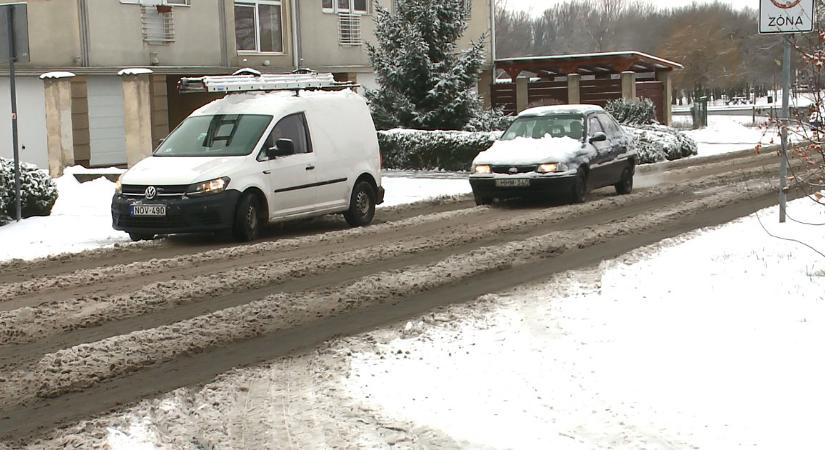 Motorfék, fagyálló, téli gumi: így vezetnek a debreceniek a hirtelen télben – videóval