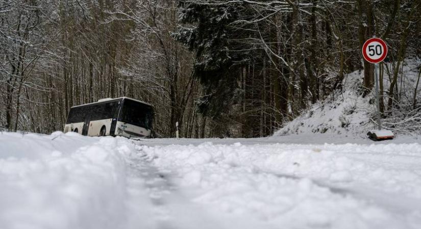Fotókon az utasokkal teli felfordult váci busz: súlyos buszbaleset történt