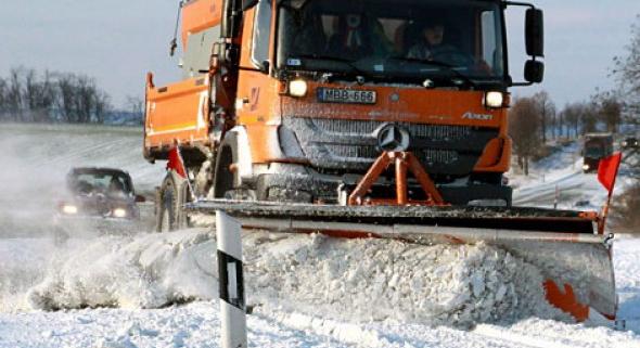 Teljes kapacitással dolgoznak a közútkezelők, a katasztrófavédelem, a mentők és a hatóságok a havazás miatt