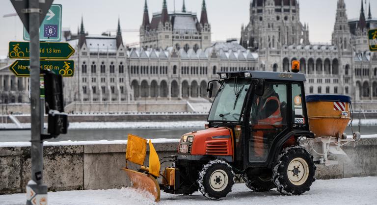 Több utat lezártak Magyarországon, áramkimaradások voltak, miközben érkezik a folytatás
