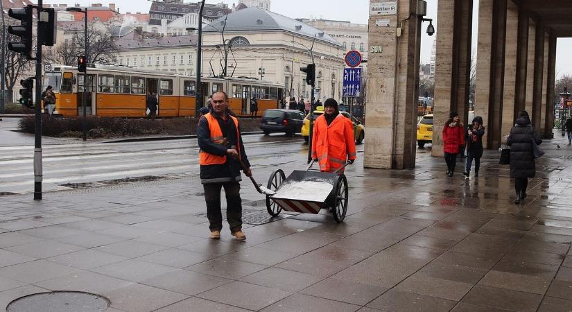 Rendeletben tiltják meg, hogy így takarítsuk el a havat a járdáról