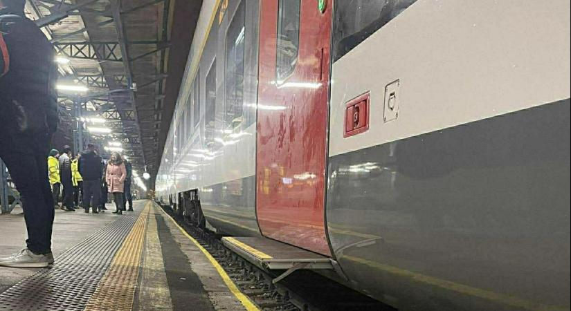 Most derült ki a MÁV számára, hogy a Budapest-Belgrád vonatain nincs lenyíló lépcső, ezért gyorsan akadálymentes peront kell építeni a Keletibe