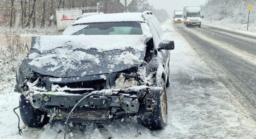 Súlyos bírságot lehet kapni, ha a járműről leeső jeges hó balesetet okoz