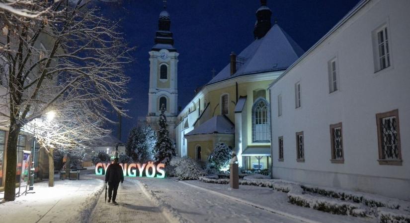 Meseszép látvány a kedd reggeli behavazott Gyöngyös - fotókkal