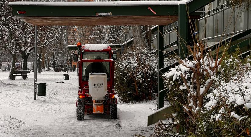 Operatív Törzs: teljes kapacitással dolgoznak a közútkezelők, a katasztrófavédelem, a mentők és a hatóságok a havazás miatt