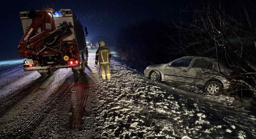 Szünet nélkül dolgoztak az életjelesek, egymást érték a balesetek a havas utakon