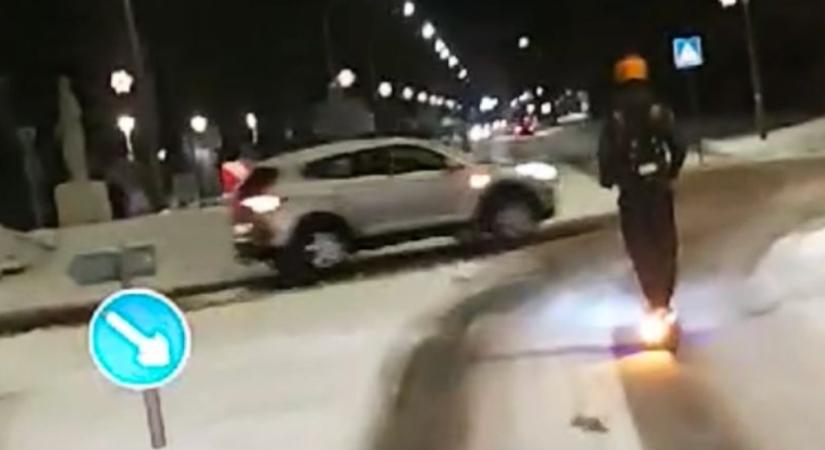 A havas-jeges főúton rollerezett egy férfi Ajkán