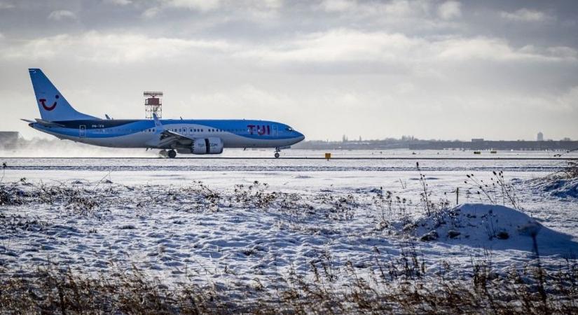 Hó alá került és megbénult Hollandia, hazaküldik a dolgozókat, akadozik az európai repülés, elázott a pápa vízkereszti áldása