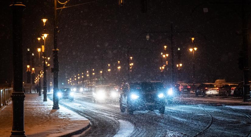 Rekordot állítottak fel a magyarországi mentők, csaknem ötezerszer volt dolguk hóhelyzetben az elmúlt 24 óra alatt