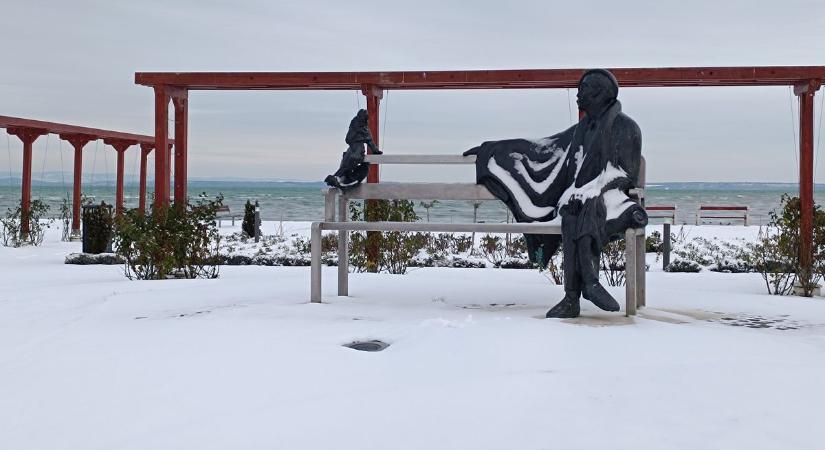 Ilyenre évek óta nem ébredtek a Balatonnál – fotókon a kedd reggeli látvány