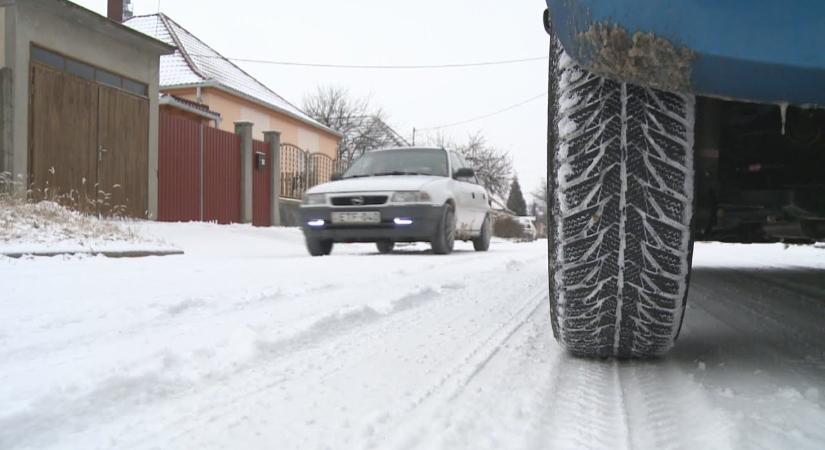 Jeges utak, hosszabb fékút: így készüljünk fel a télies közlekedésre