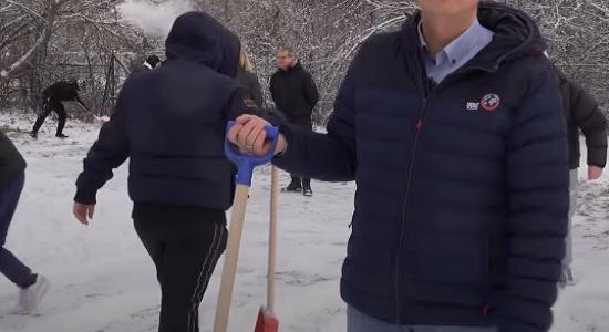 Hóeltakarítása szólította fel a fiatalokat Hankó Balázs miniszter, aki nemrég diákkal ordítozott