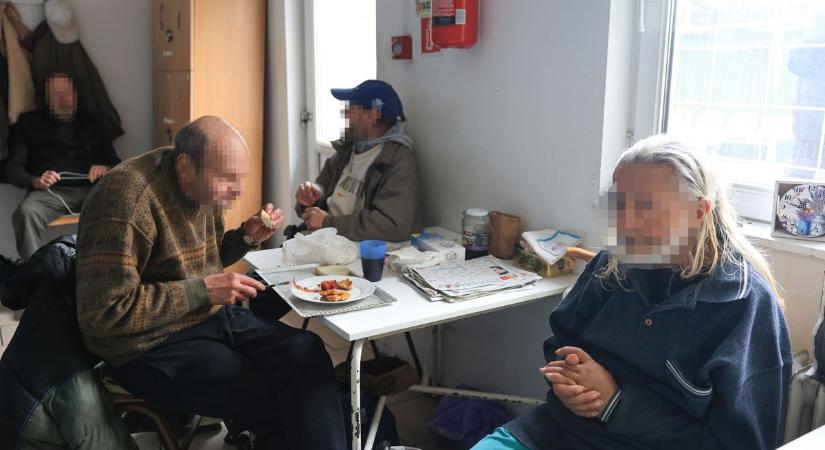 Telt ház van a szekszárdi hajléktalanszállón, Pakson is megtelt a melegedő (képgalériával)