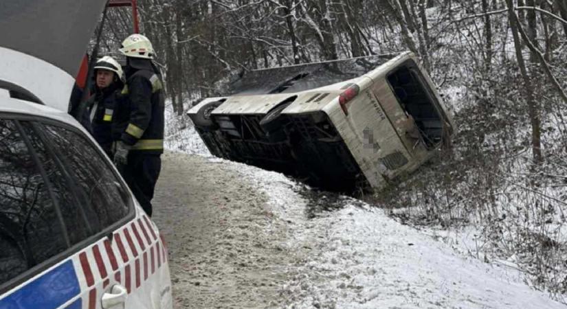 Árokba csúszott és oldalára dőlt egy busz Vácnál – képek