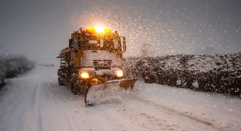 Autósok figyelem: hófúvás miatt adtak ki riasztást Fejér megyére!