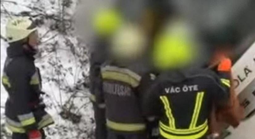 „Nem baj, elkapjuk” - nyolc embert mentettek ki Vácdukán egy oldalra dőlt buszból - videó