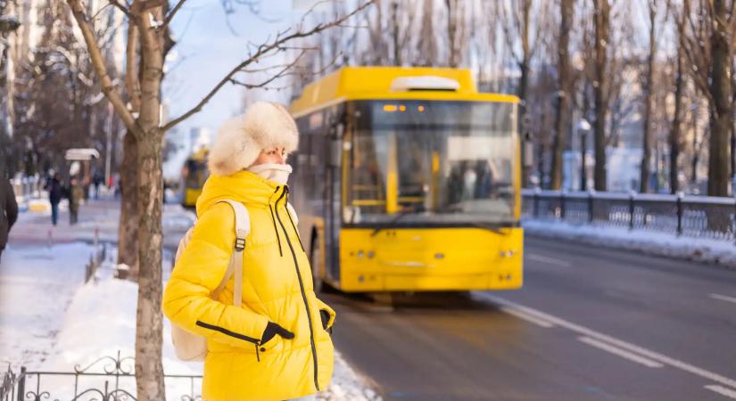 Hó okozta baleset: oldalára borult Vácdukán egy Volánbusz