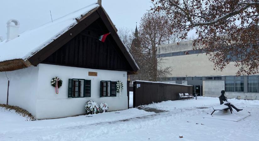 Vastag hótakaró borítja Kiskőrös utcáit, sokan szánkóval vitték gyermekeiket óvodába – fotók