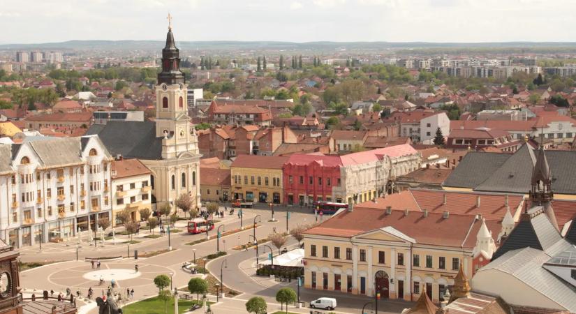 Két férfi lezuhant egy panelház tetejéről