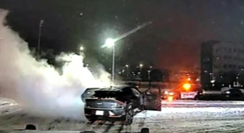 Ezek a tűzoltók tudják hogy küzdjenek meg az égő villanyautók poklával