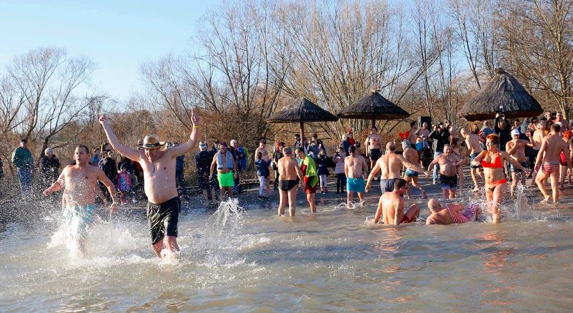 Óévbúcsúztató pancsolás Ábrahámhegyen 2026