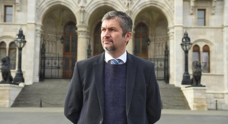 Újabb botrány: nem akármit szúrt ki Hadházy Ákos Mészáros Lőrinc gépén