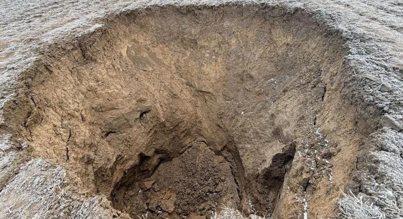 Megnyílt a föld Vizsláson – hatalmas kráter keletkezett a nógrádi faluban