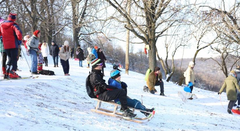 Szánkóra fel! Megérkezett a nagy hó, de mindenhol készlethiány van