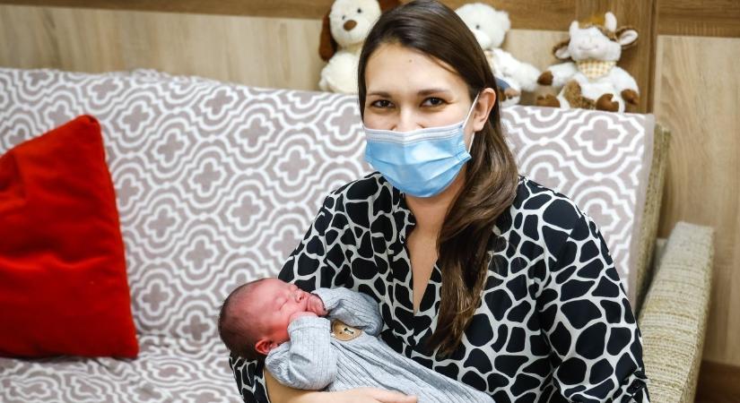 Kisfiú lett Eger első újszülöttje 2026-ban - fotókkal