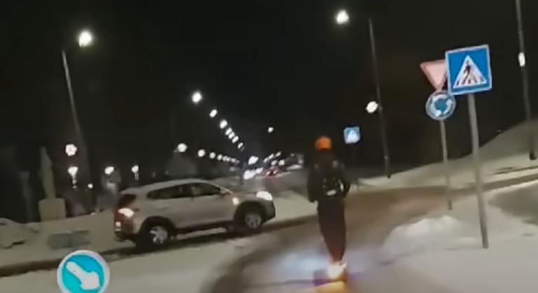 Életveszélyes jelenetek a jeges utakon, nem a legjobb ötlet ilyenkor rollerezni